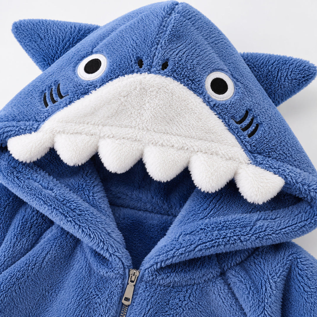 Gros plan de la capuche requin bleu, yeux, nageoires et dents blanches