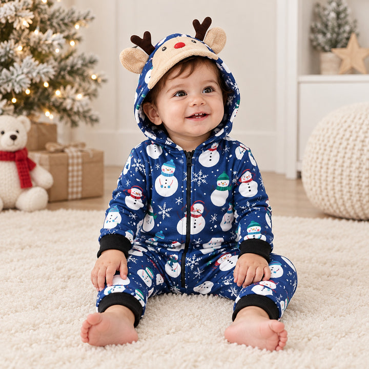 Bébé portant le pyjama de Noël bleu à motifs bonhommes de neige