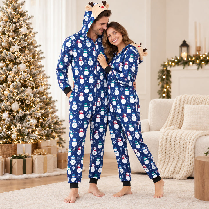 Couple portant le pyjama de Noël assorti bleu à capuche
