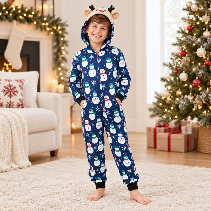 Enfant portant le pyjama de Noël bleu à motifs bonhommes de neige