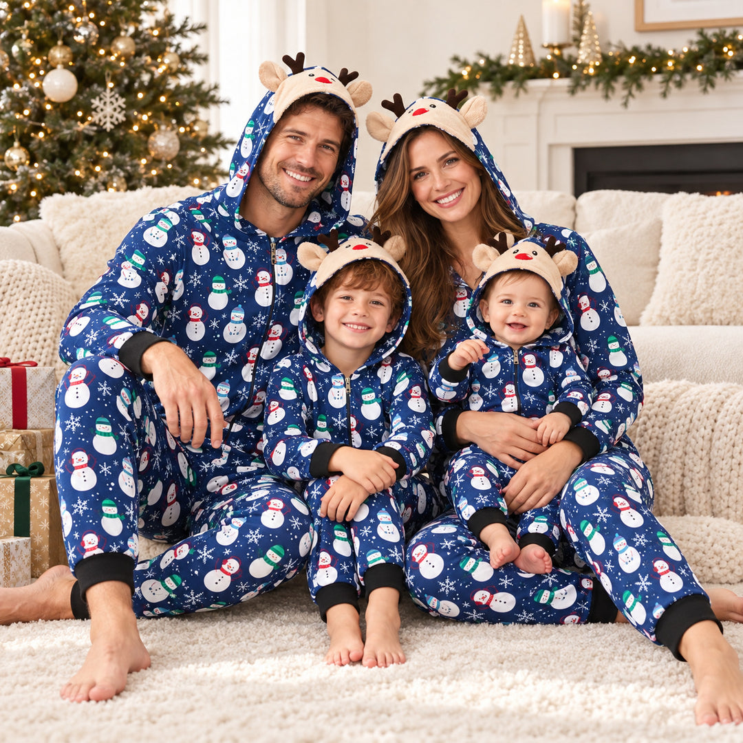 Famille portant le pyjama de Noël assorti bleu à motifs bonhommes de neige