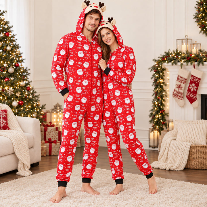 Couple portant le pyjama de Noël assorti rouge à capuche