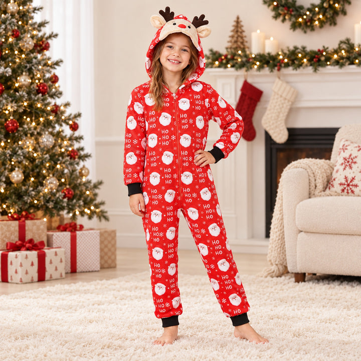 Enfant portant le pyjama de Noël rouge à motifs Père Noël