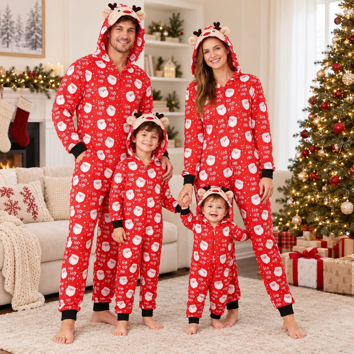 Famille portant le pyjama de Noël assorti rouge à motifs Père Noël