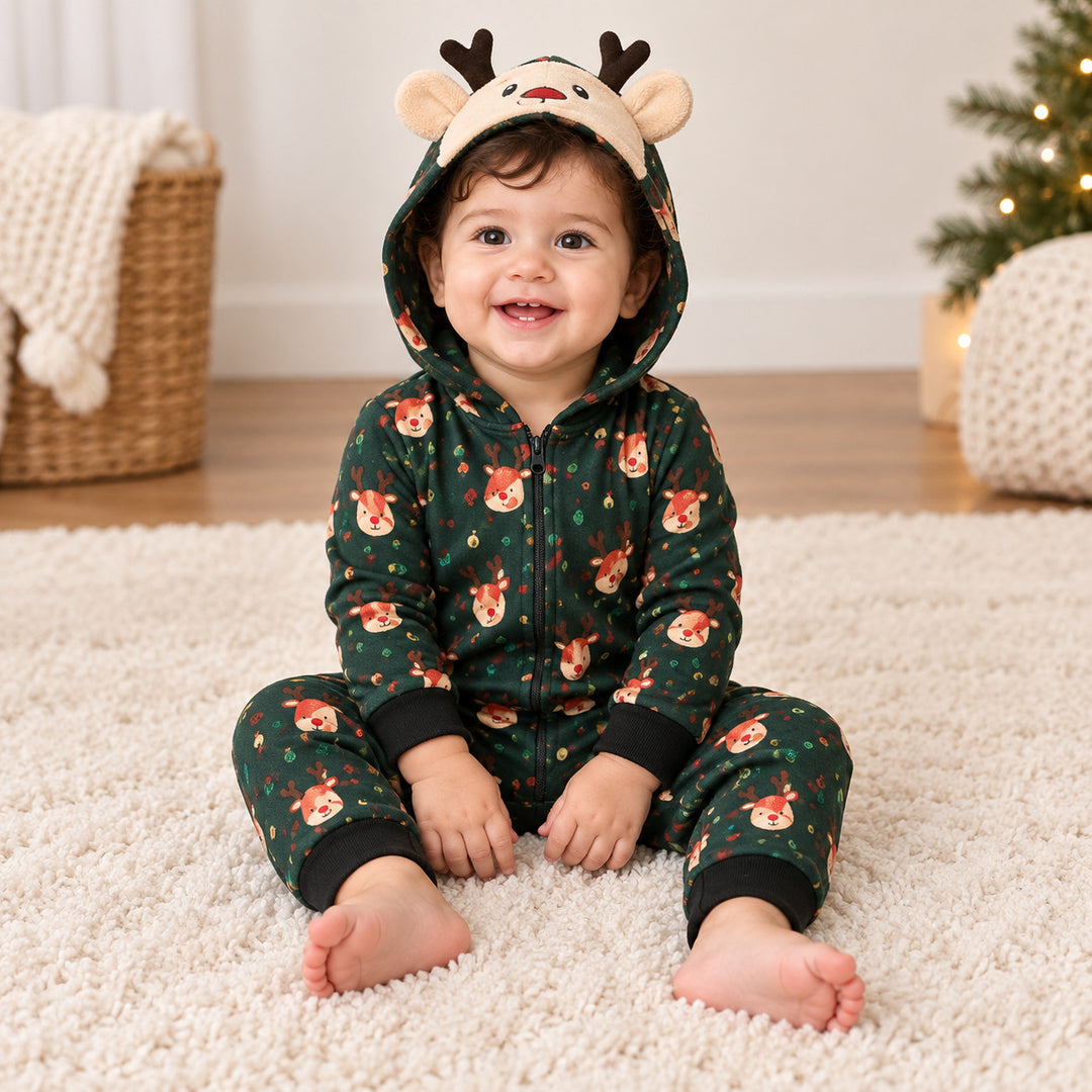 Bébé portant le pyjama de Noël vert à motifs rennes
