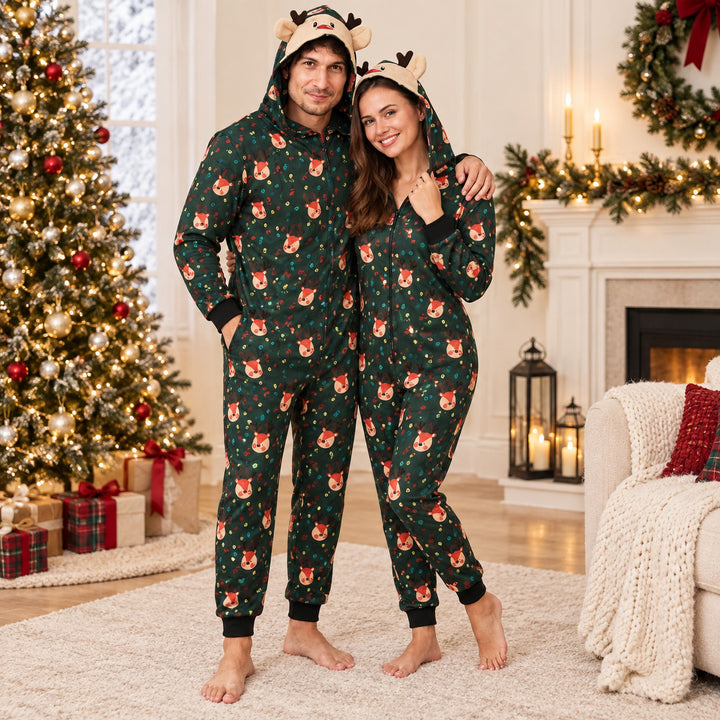 Couple portant le pyjama de Noël assorti vert à capuche