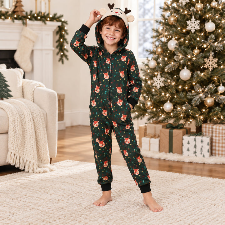 Enfant portant le pyjama de Noël vert à motifs rennes