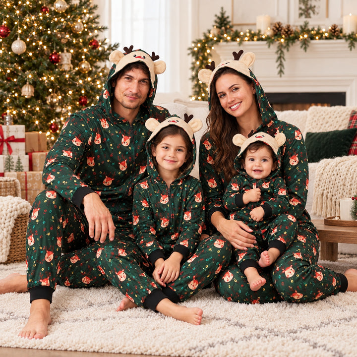 Famille portant le pyjama de Noël assorti vert à motifs rennes
