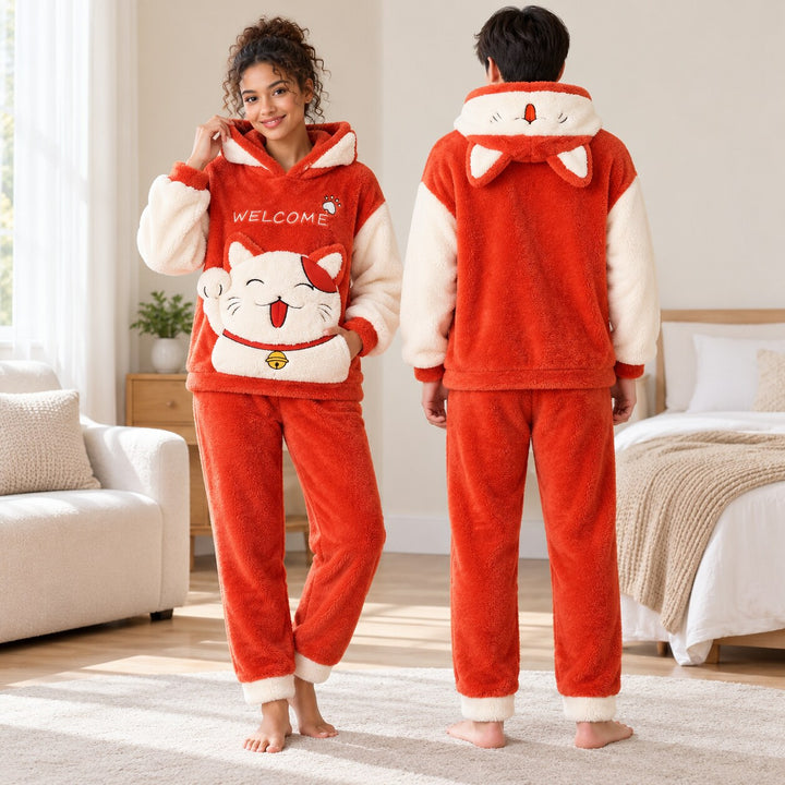 Ensemble pyjama chat rouge porté par un couple, femme de face et homme de dos en entier