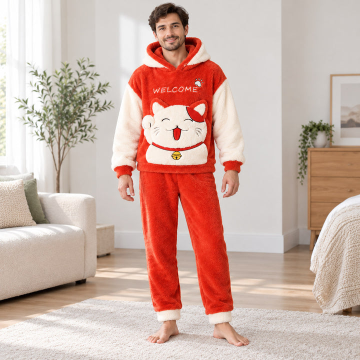 Homme portant de face le pyjama couple original chat rouge, haut à capuche et pantalon assorti en entier