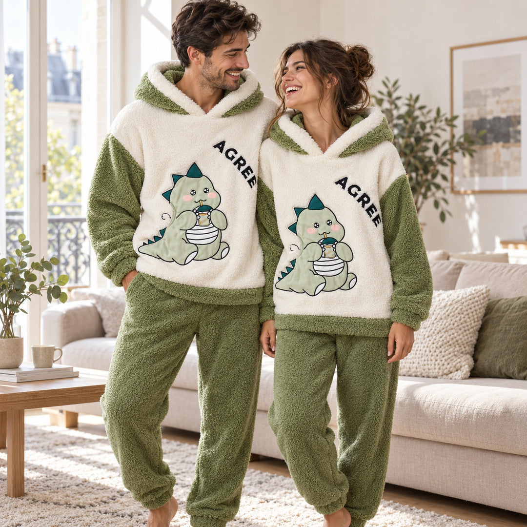 Couple en pyjamas Pilou Pilou dinosaure assortis dans un salon lumineux