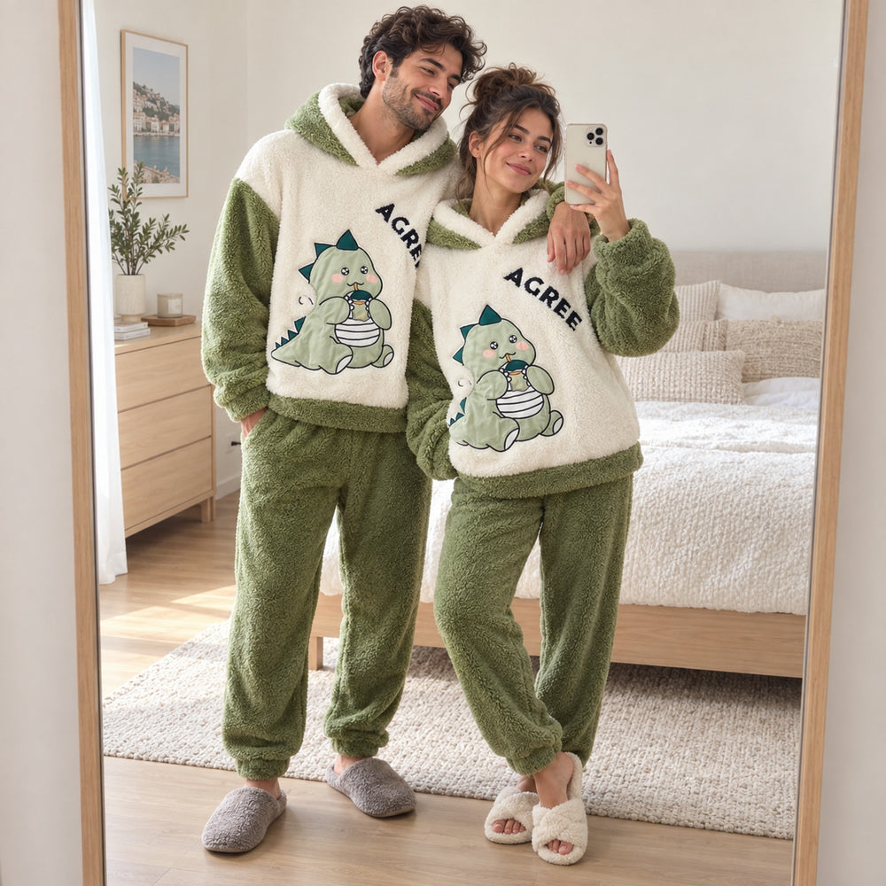 Couple prenant un selfie miroir en pyjamas Pilou Pilou assortis