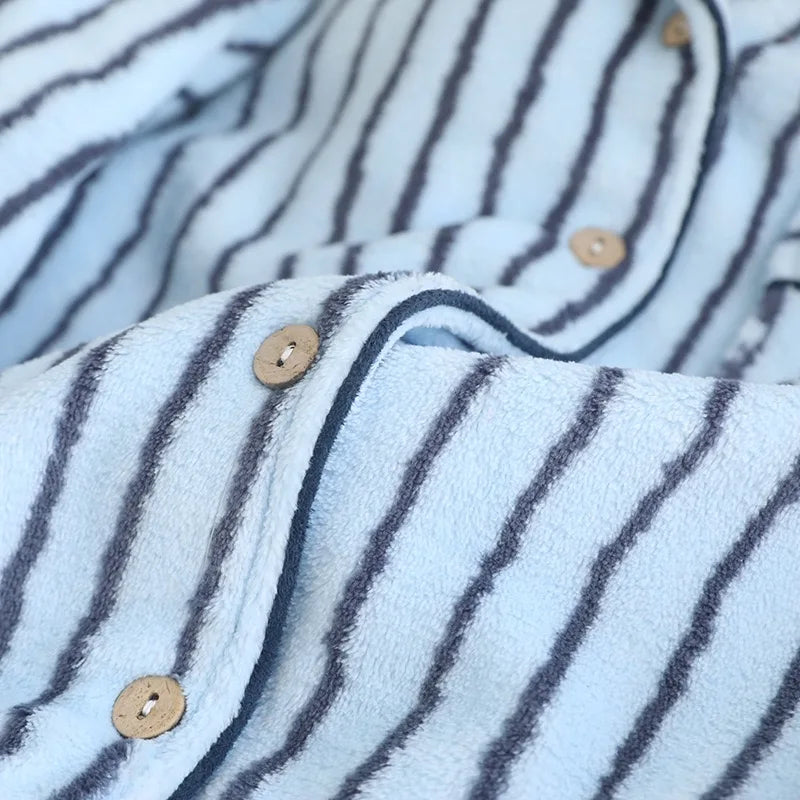Detail der hellen Knöpfe und der Verarbeitung des blau gestreiften Pyjamaoberteils