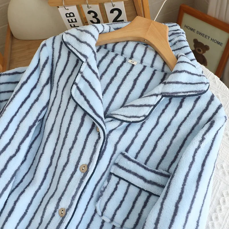 Detail des Hemdkragens und der Brusttasche am blau gestreiften Pyjama