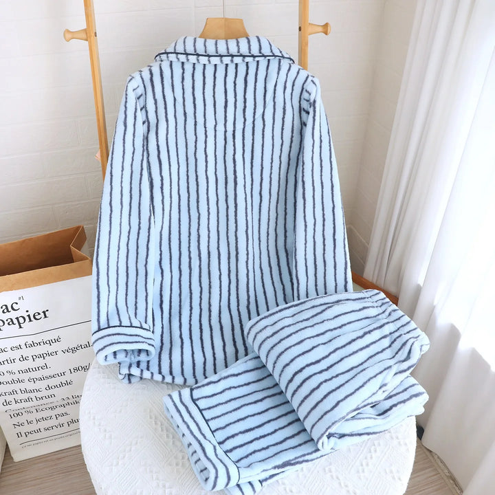 Rückseite des blau gestreiften Pyjamaoberteils mit passender gefalteter Hose