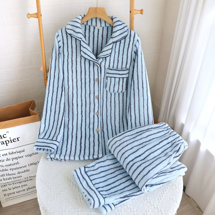 Blau gestreiftes Pyjamaset mit geknöpftem Oberteil und Hose