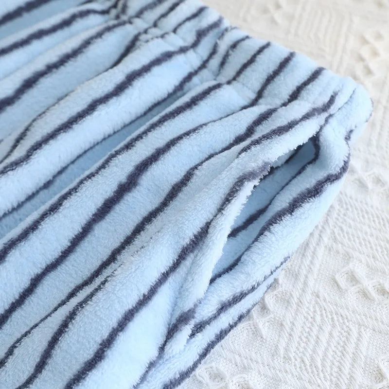 Nahaufnahme von Stoff und Saum der blau gestreiften Pyjamahose