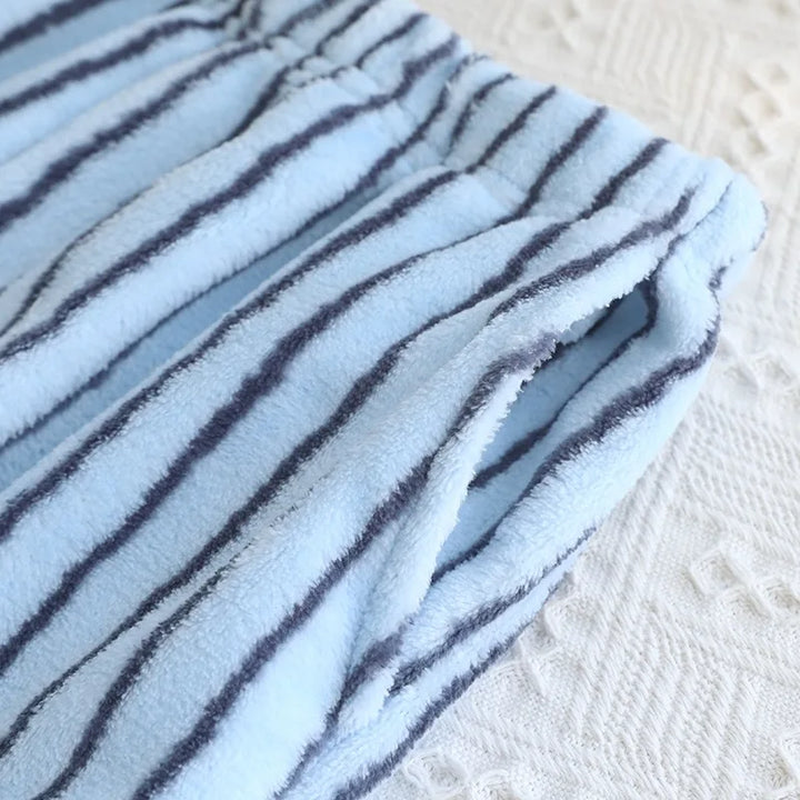 Nahaufnahme von Stoff und Saum der blau gestreiften Pyjamahose
