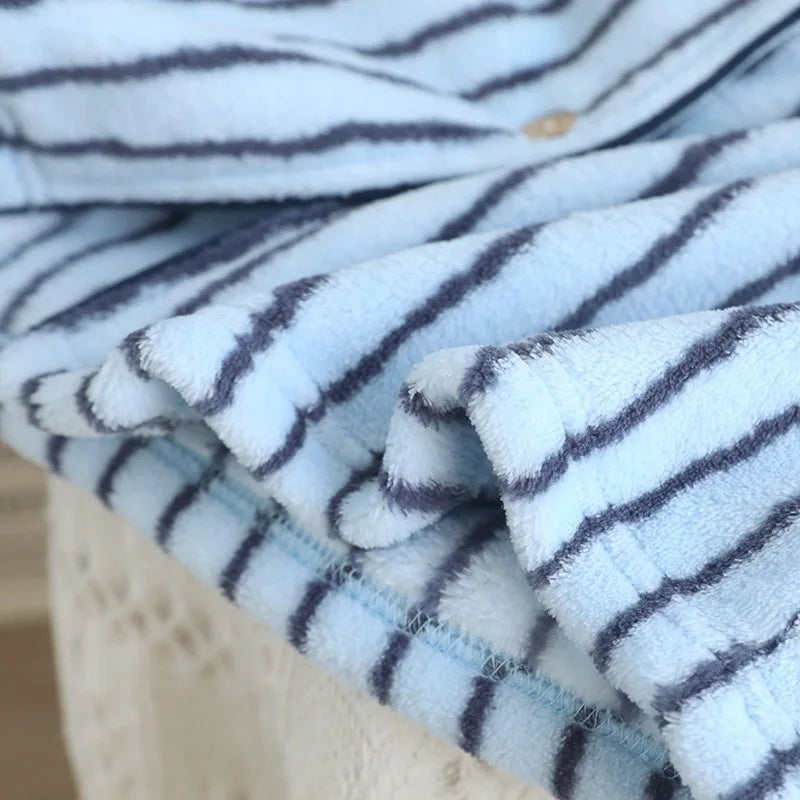 Gefaltete blau gestreifte Pyjamahose mit passendem Oberteil