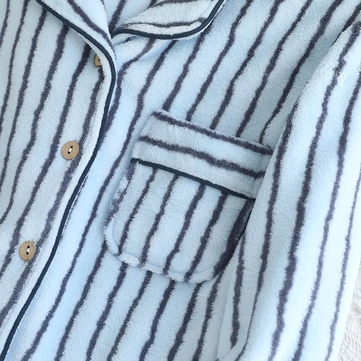 Brusttasche und Hemdkragen des blau gestreiften Partnerpyjamas