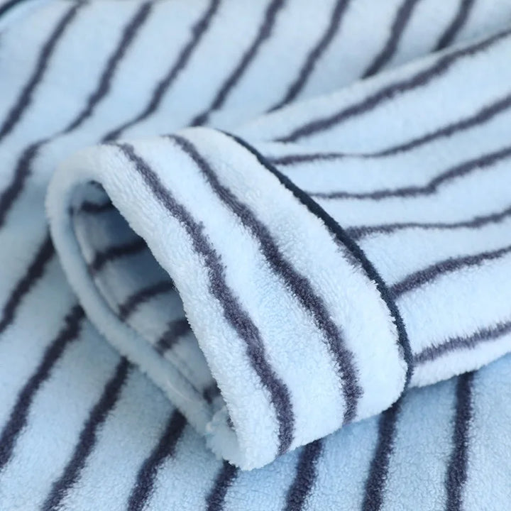 Nahaufnahme des Ärmelabschlusses und der Streifen des blauen Pyjamas