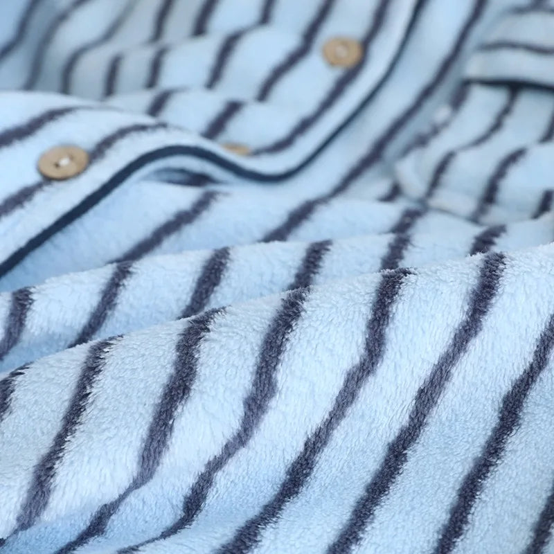 Nahaufnahme des blauen Stoffs mit dunklen Streifen