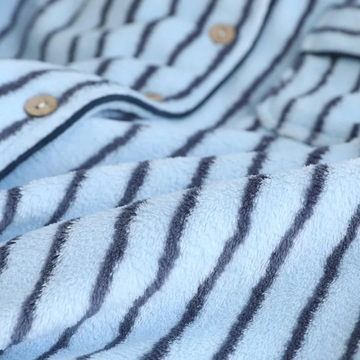 Nahaufnahme des blauen Stoffs mit dunklen Streifen