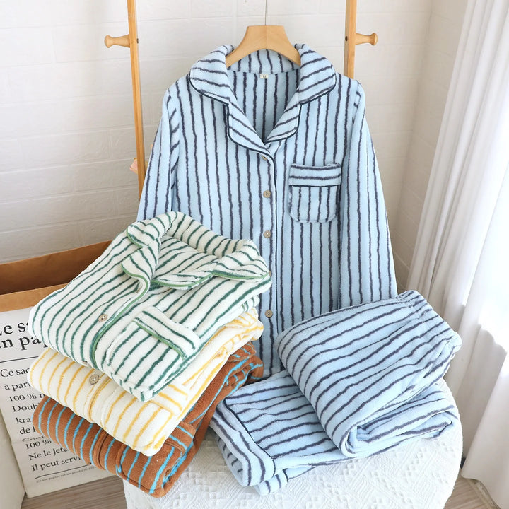 Gestreifte Pyjamasets in Blau, Grün, Beige und Braun