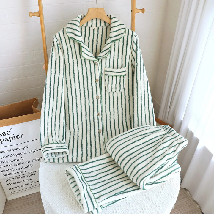 Grün gestreiftes Damen-Pyjamaset mit Oberteil und Hose