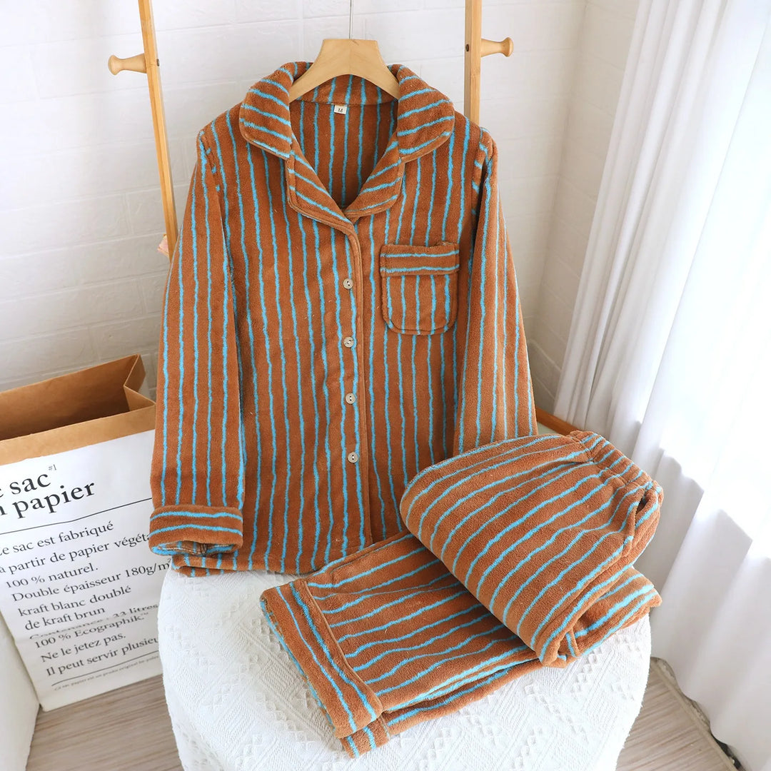 Braun gestreiftes Pyjamaset mit geknöpftem Oberteil und Hose