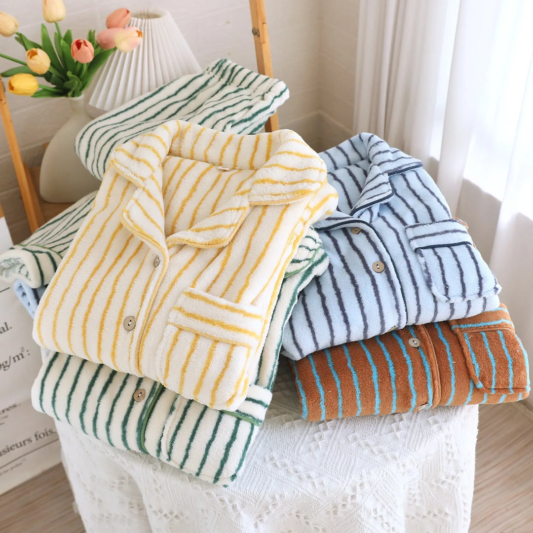 Gestreifte Pyjamas mit Hemdkragen, gefaltet in Beige, Blau, Grün und Braun