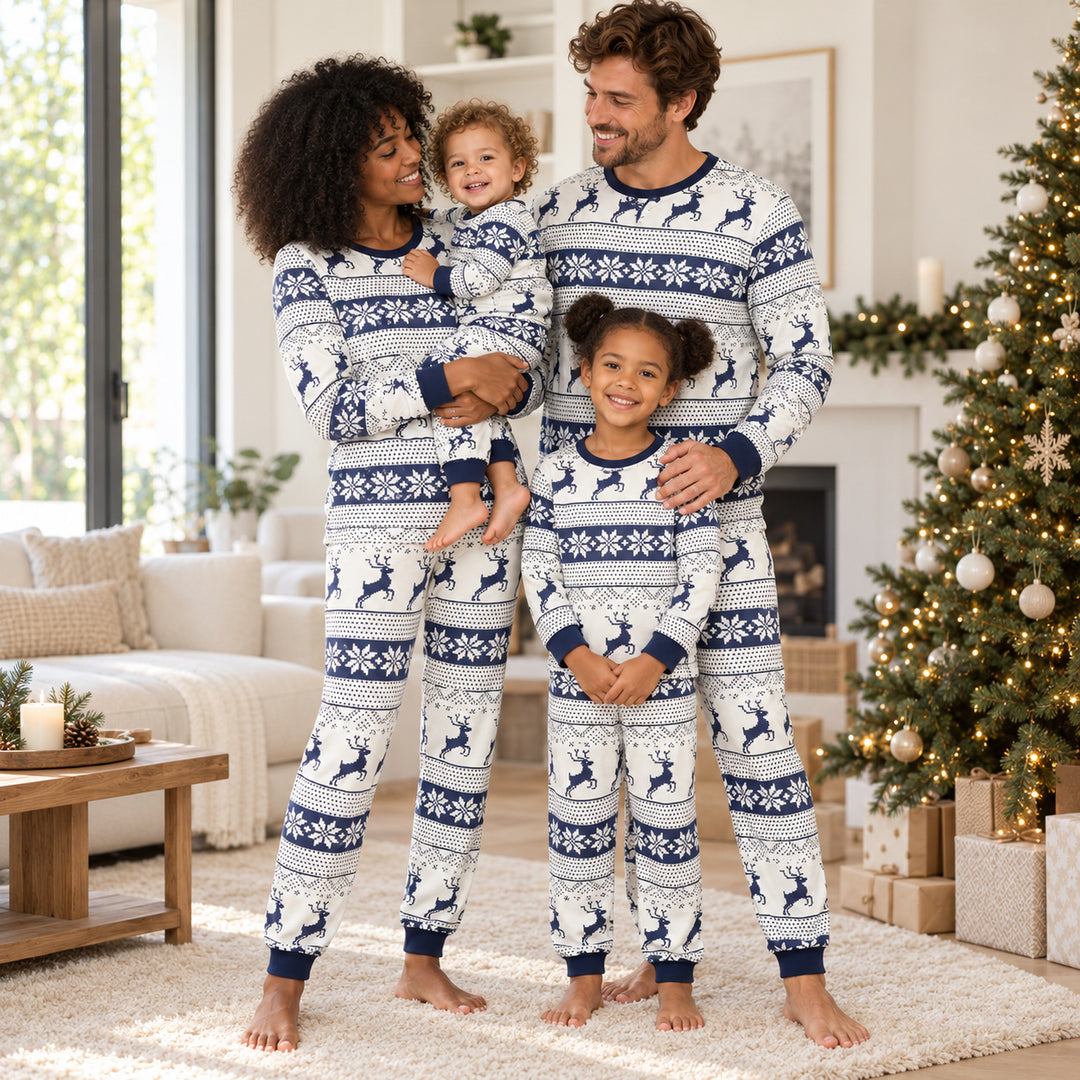 Famille portant le pyjama de Noël assorti marine et écru