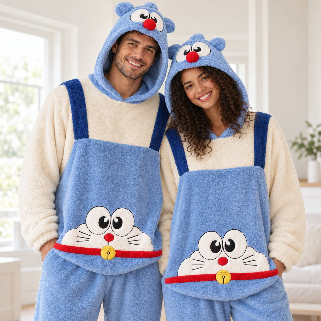 Paar im blauen Partner-Pyjama in Nahansicht, Katzenkapuzen mit großen Augen und roter Nase, Motiv mit Glöckchen