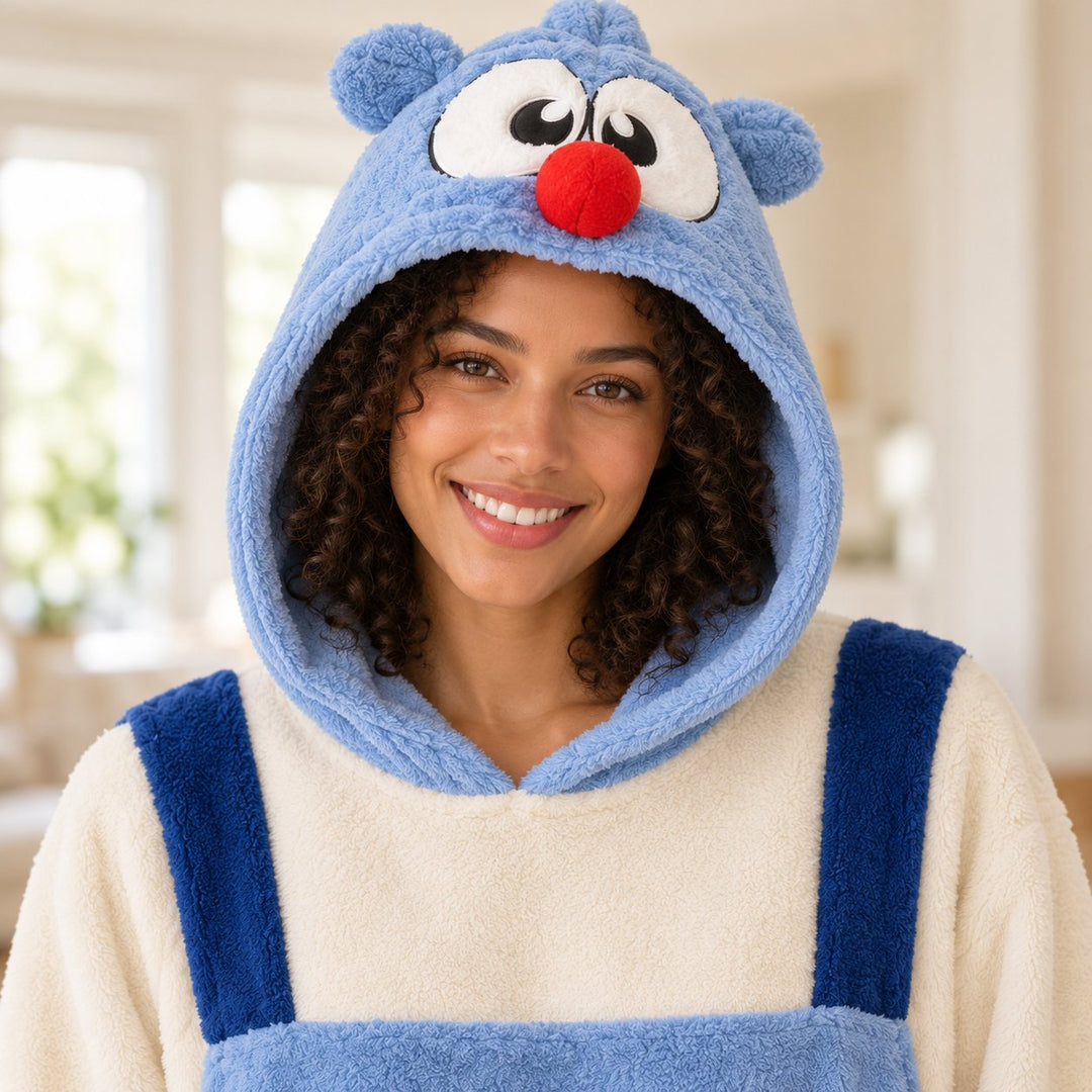 Femme métisse portant le Pyjama Duo bleu en plan poitrine, capuche à yeux et nez rouge, épaules crème et bretelles bleues