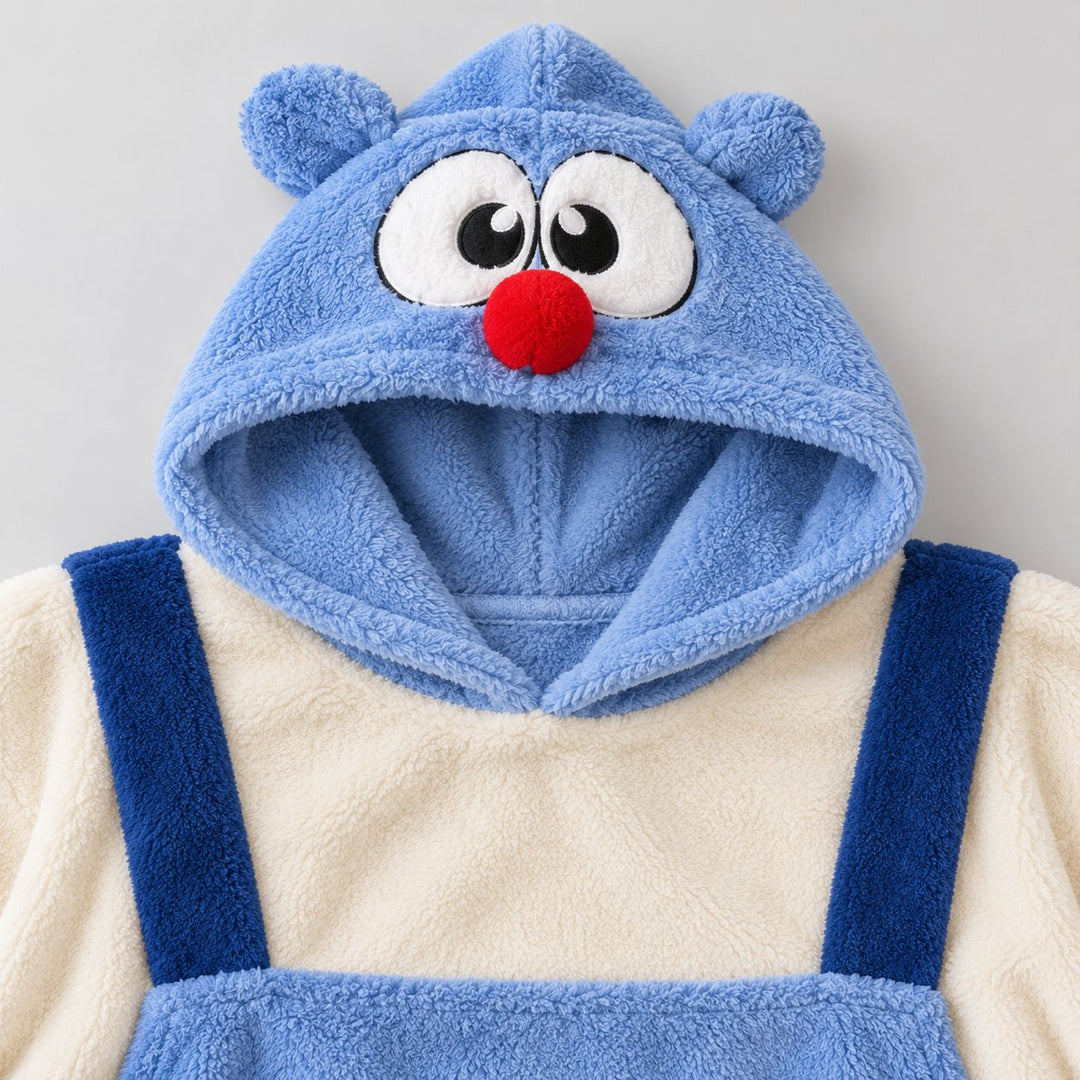 Gros plan de la capuche du Pyjama Duo bleu attachée à la tenue, yeux, nez rouge et texture duveteuse