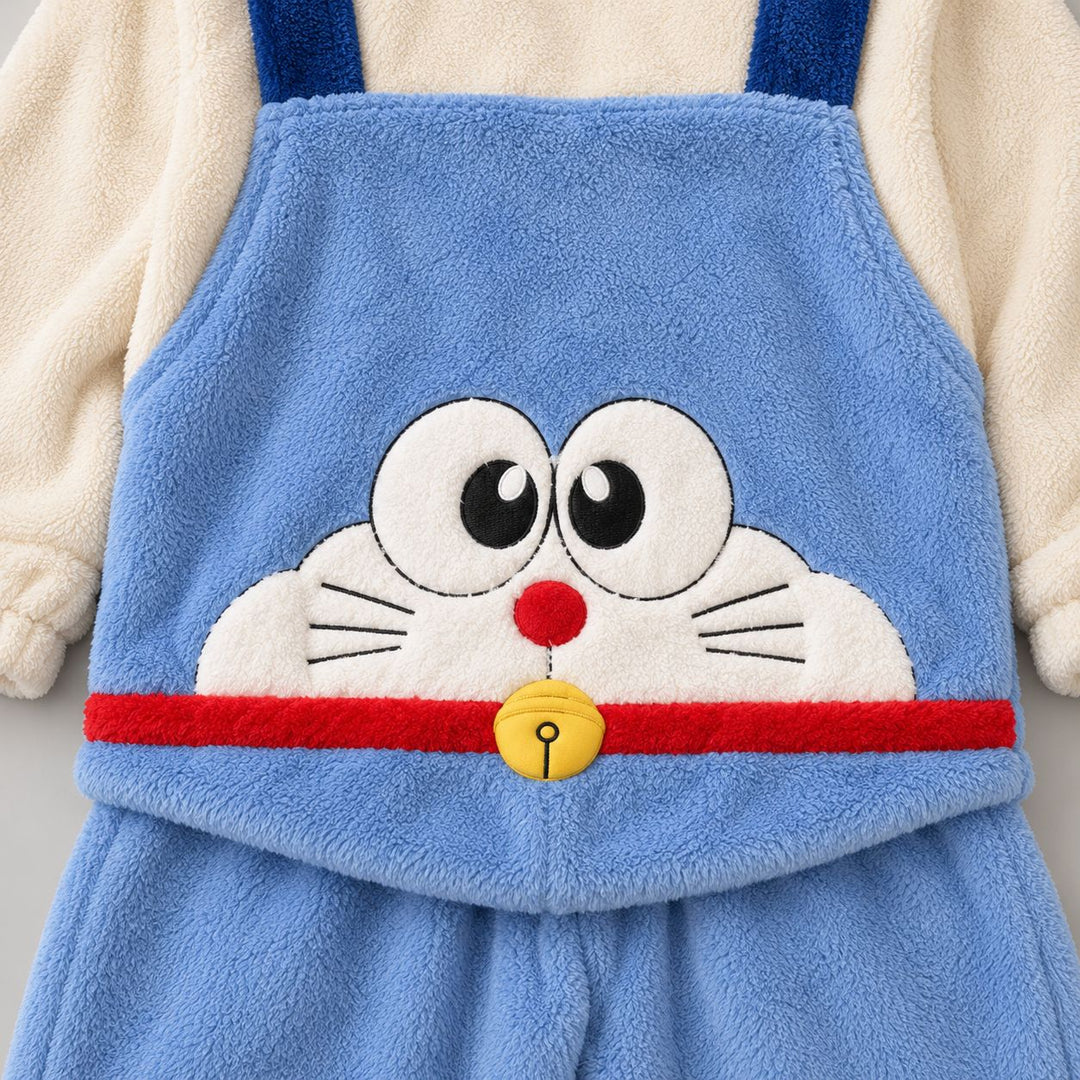 Gros plan du personnage chat sur le devant du Pyjama Duo bleu, yeux, moustaches, bande rouge et grelot jaune
