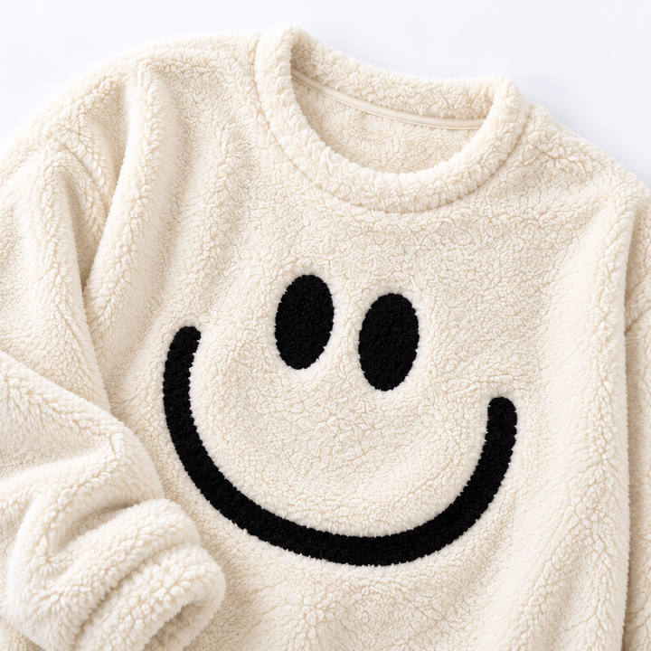 Détail du col rond et du motif smiley noir du haut de pyjama duo couple