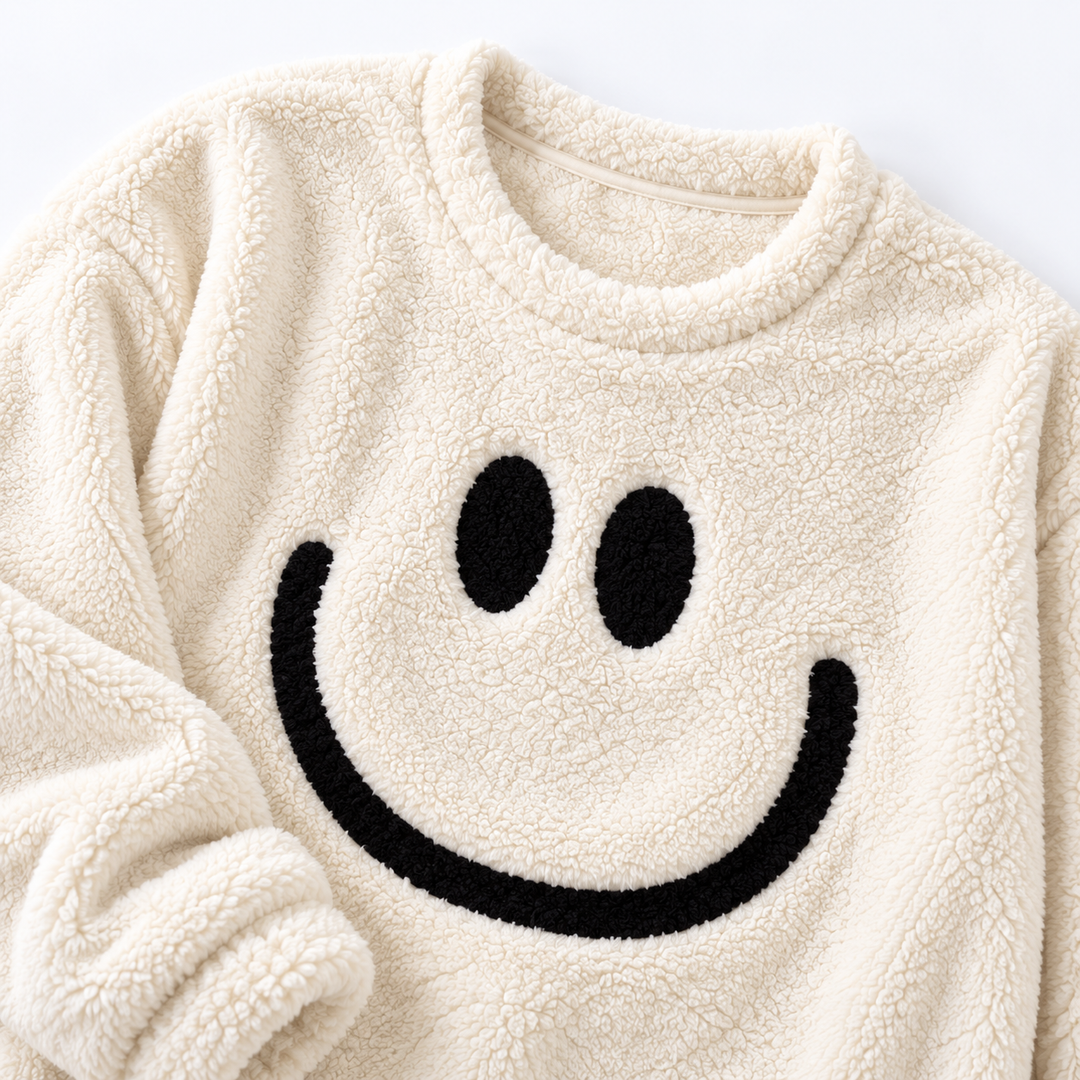 Détail du col rond et du motif smiley noir du haut de pyjama duo couple