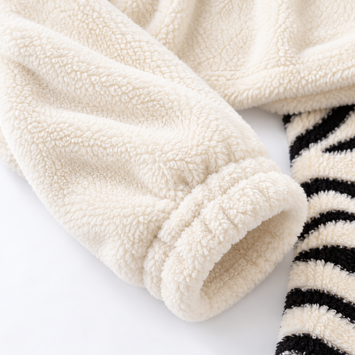 Détail de la manche et du poignet du pyjama duo couple blanc en tissu pilou