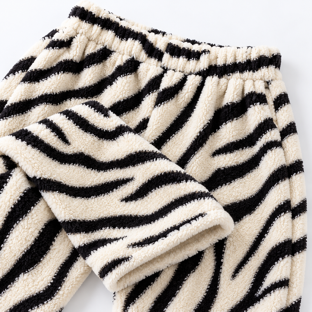 Détail de la taille et du tissu rayé noir et blanc du pantalon de pyjama duo couple