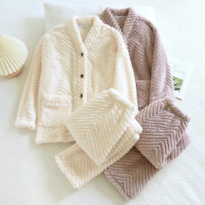 Ensembles pyjama blanc et violet à chevrons, avec hauts boutonnés à col châle et pantalons pliés.