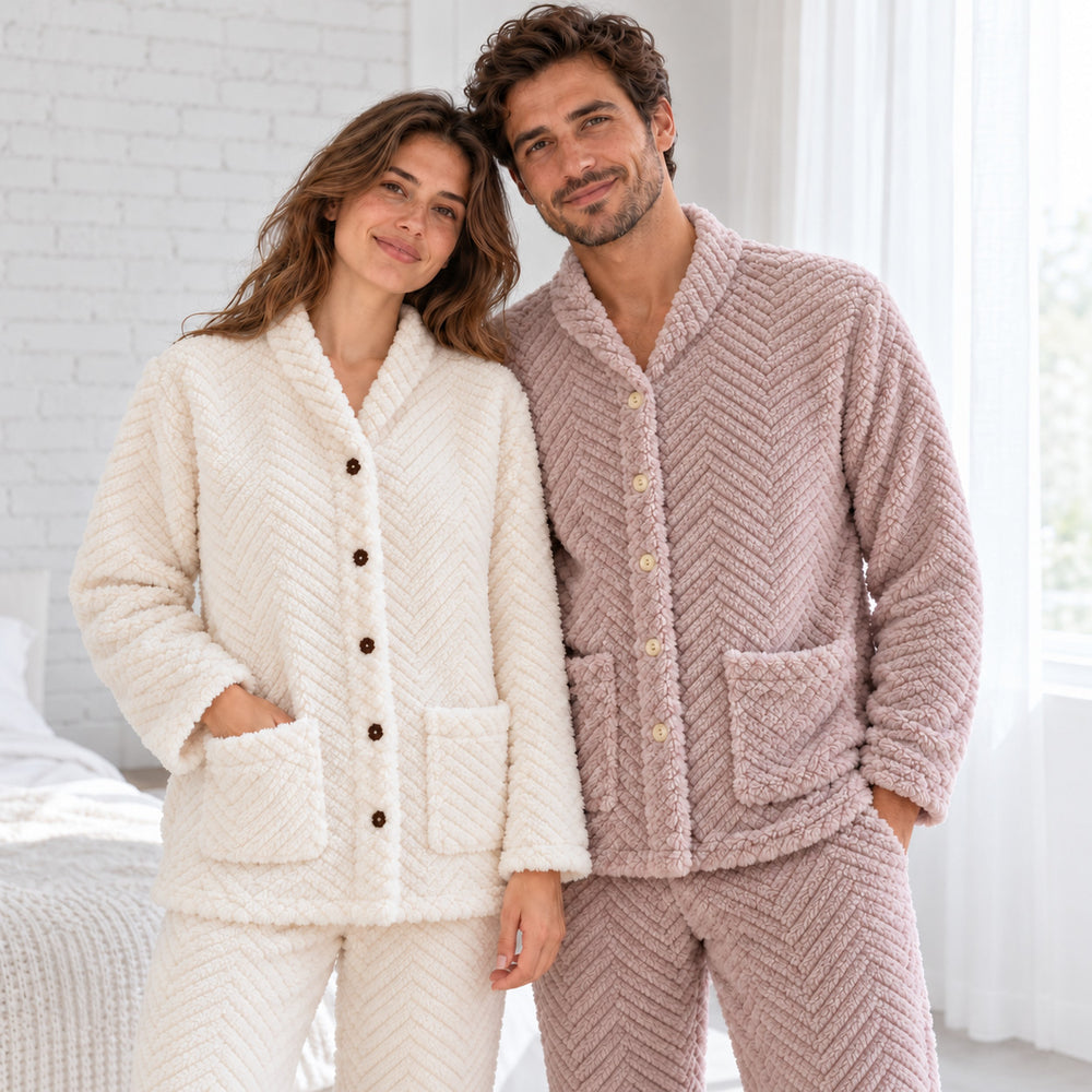 Couple portant des pyjamas en flanelle à chevrons, blanc pour elle et violet pour lui.