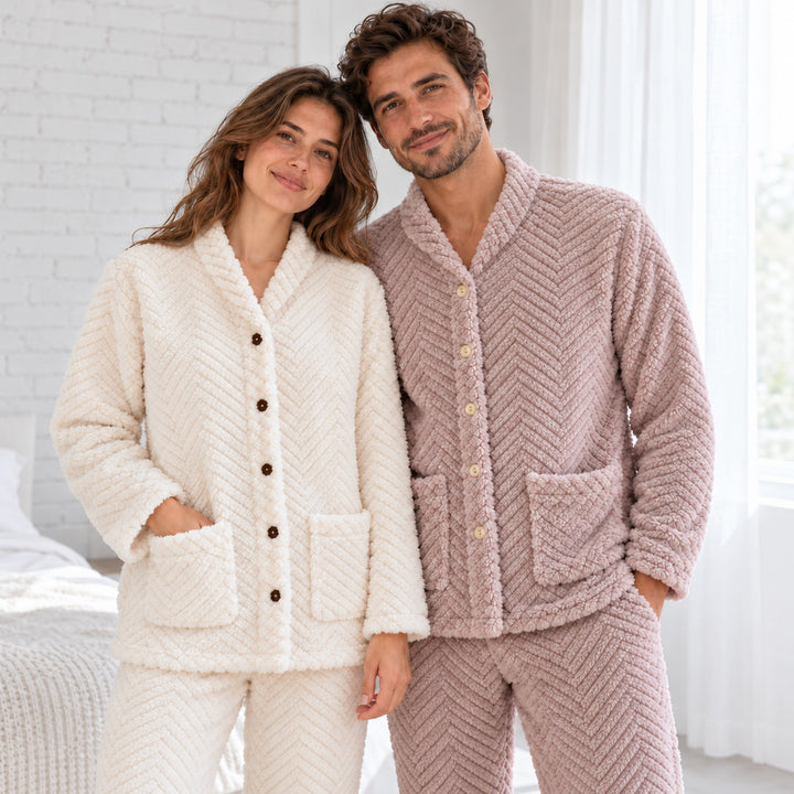 Couple portant des pyjamas en flanelle à chevrons, blanc pour elle et violet pour lui.