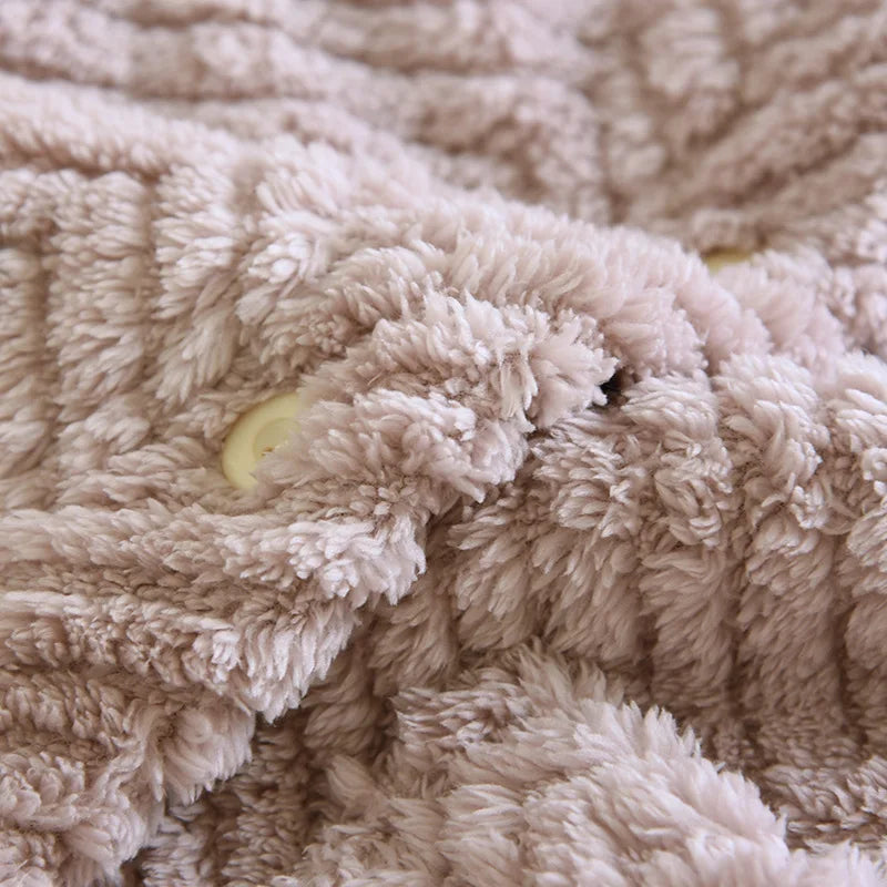 Gros plan d’un bouton clair et du tissu à chevrons du pyjama violet.