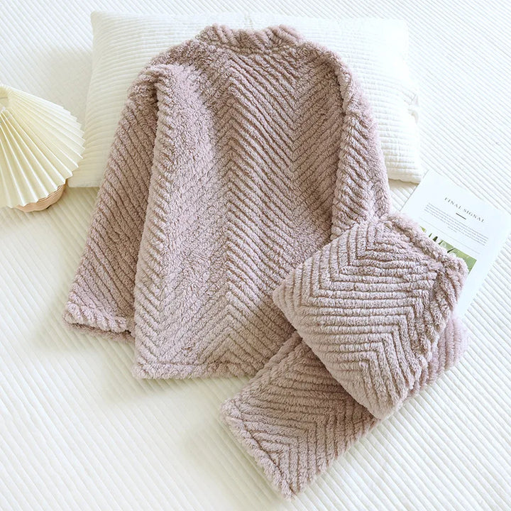Haut de pyjama violet vu de dos avec pantalon plié, montrant les chevrons au dos et sur les manches.