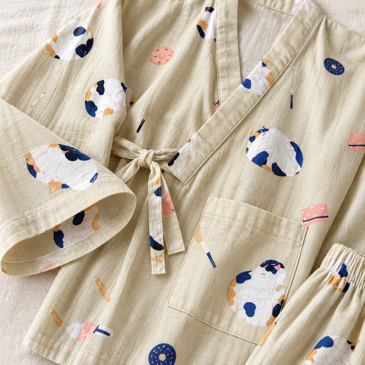 Detail des Kimono-Pyjamas aus Baumwollgaze mit Katzenmotiv