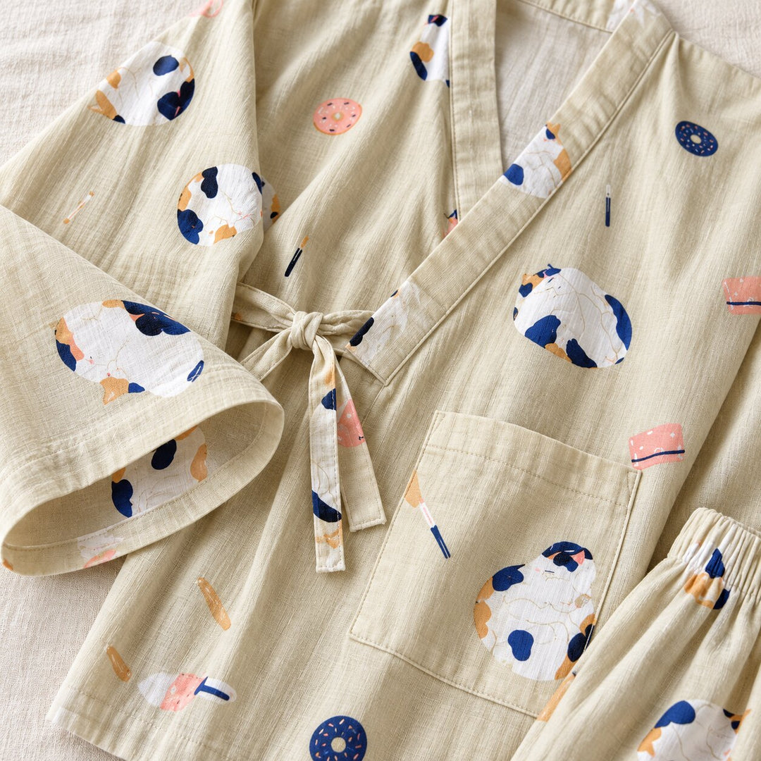 Detail des Kimono-Pyjamas aus Baumwollgaze mit Katzenmotiv