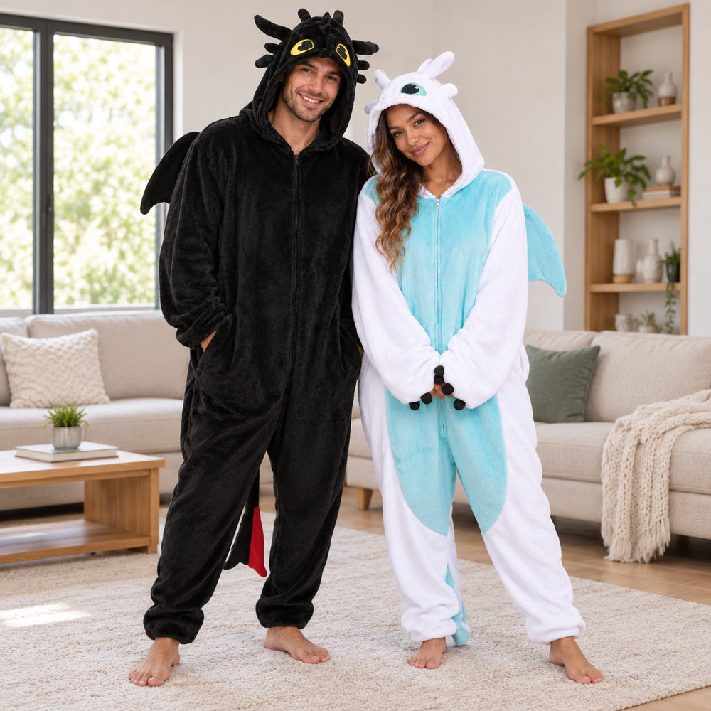 Couple en pyjamas dragon noir et blanc de face et en pied, chaque combinaison portée séparément