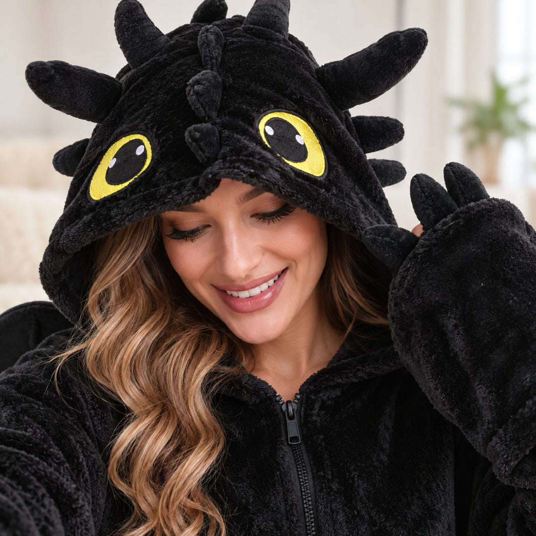 Gros plan de la capuche aux yeux jaunes, de la texture et de la fermeture du pyjama dragon noir