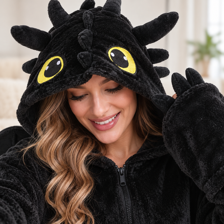 Gros plan de la capuche aux yeux jaunes, de la texture et de la fermeture du pyjama dragon noir